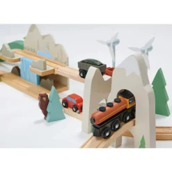 Circuit de train géant en bois - Vue sur la montagne - Tender Leaf