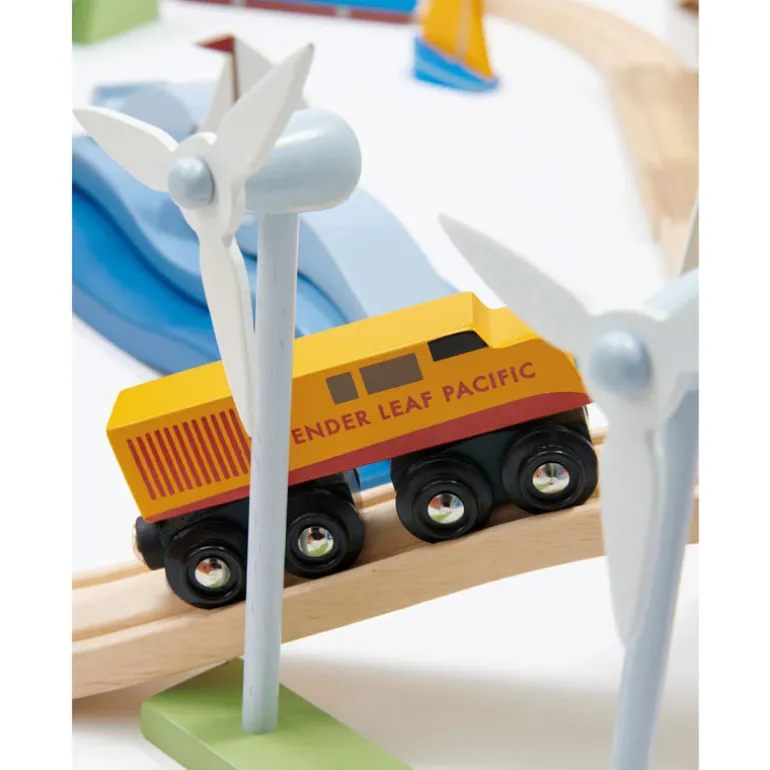 Circuit de train géant en bois - Vue sur la montagne - Tender Leaf