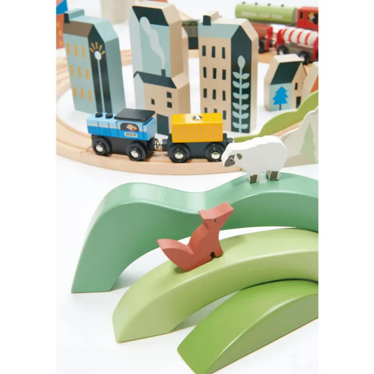 Circuit de train géant en bois - Vue sur la montagne - Tender Leaf