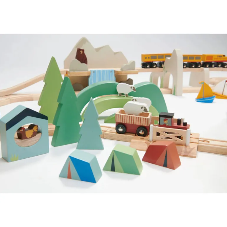 Circuit de train géant en bois - Vue sur la montagne - Tender Leaf