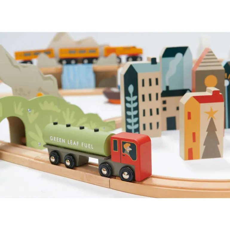 Circuit de train géant en bois - Vue sur la montagne - Tender Leaf